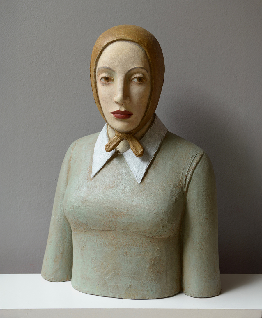frau mit goldenem kopftuch